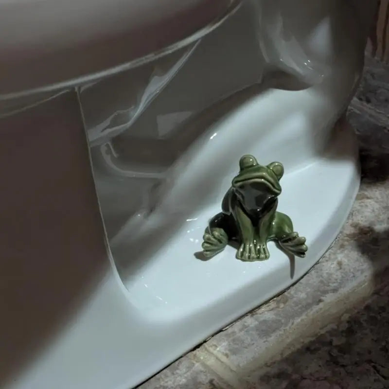 1/2 Fun Frog Toilet Seat Buckle - Cute Bathroom Decoration, Bathroom Accessory, Easy to Install, Compatible with Standard Toilet Seat Slots, Durable Ceramic Material, Suitable for Home, Apartment, Bathroom Fun Warm House Gift